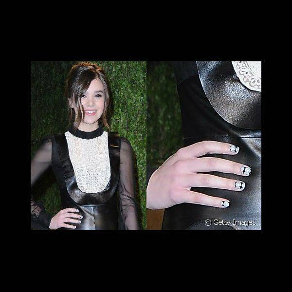 Hailee apostou em uma nail art geométrica em preto & branco para comparecer à festa Vanity Fair Oscar Party, em fevereiro de 2013